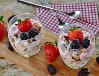 Postre de yogur natural con frutas
