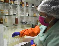 Un laboratorio en Bolivia con muestras de dióxido de cloro.