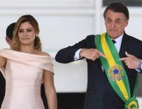 Michelle de Paula Firmo junto a Jair Bolsonaro en imagen de archivo