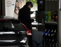 Un hombre echa gasolina a su coche en una gasolinera el día en el que se ha publicado que el Índice de Precios de Consumo (IPC) recortó en abril siete décimas su tasa interanual, hasta el -0,7%. El organismo estadístico ha atribuido la disminución de la tasa interanual del IPC al abaratamiento de los carburantes y combustibles y de la electricidad y el gasóleo para calefacción, en Madrid (España) a 14 de mayo de 2020. 14 MAYO 2020 GASOLINA;CARBURANTE;COCHES;TRANSPORTE;VEHÍCULO (Foto de ARCHIVO) 14/5/2020
