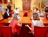 La ministra de Trabajo, Yolanda Díaz, y la presidenta balear, Francina Armengol, en su reunión con los agentes sociales.