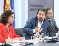 El vicepresidente segundo, Pablo Iglesias, entre la ministra de Hacienda, María Jesús Montero, y el de Transporte, José Luis Ábalos.
