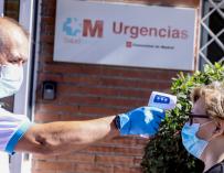 Un ciudadano se somete a un control de temperatura en las pruebas aleatorias realizadas en Madrid.