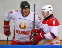 El presidente bielorruso, Alexander Lukashenko, charla con el ruso, Vladimir Putin, en un partido de hockey sobre hielo.