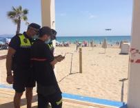 Policía Local en la playa de San Juan, en Alicante