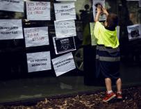 El hijo de un trabajador de las plantas que cerrarán de Nissan en Barcelona participa en una protesta.