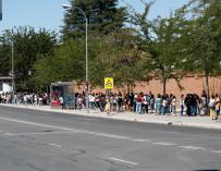 Una multitud de personas guardan cola en el IES Virgen de la Paloma para realizarse test de coronavirus, en Madrid
