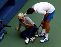 Novak Djokovic se interesa por el estado de la juez de línea a la que acaba de golpear de un pelotazo.