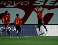 Sergio Ramos celebra uno de sus dos goles en la victoria de España sobre Ucrania.