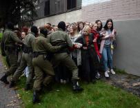Las mujeres de Bielorrusia, activistas de la oposición se resisten al intento de la policía de detenerlas, mientras se reunían para apoyar a su actual líder Maria Kolesnikova, en Minsk, Bielorrusia, el 8 de septiembre de 2020