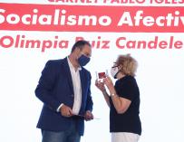José Luis Ábalos, con una militante durante un acto del PSOE celebrado en Valencia.