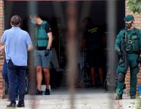 Efectivos de la Guardia Civil durante el despliegue este martes de 150 agentes en San Roque (Cádiz).