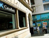 Vista de una oficina de Bankia y otra de CaixaBank en el centro de L'Hospitalet (Barcelona)