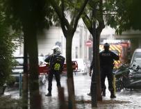 La policía francesa y el equipo de rescate se encuentran en un perímetro de seguridad cerca de las antiguas oficinas de Charlie Hebdo, en París.