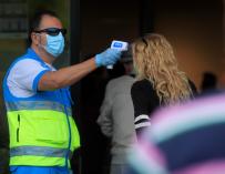 La Comunidad de Madrid ha comenzado a hacer este martes las pruebas rápidas de antígenos en Puente de Vallecas.