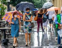 Ciudadanos con paraguas por la Av. de la Constitución, en una mañana lluviosa en Sevilla a 18 de septiembre 2020 18 SEPTIEMBRE 2020 18/9/2020