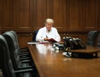 El presidente de EEUU, Donald Trump, trabajando en una sala de conferencias mientras recibe tratamiento después de dar positivo en coronavirus
