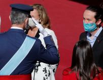 El rey Felipe VI (i) saluda al vicepresidente del gobierno, Pablo Iglesias (d) durante el acto organizado con motivo del Día de la Fiesta Nacional, en Madrid este lunes.