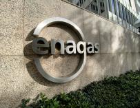 Detalle del logo de Enagás en la sede de la empresa de infraestructuras de gas natural en Madrid.