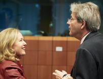 La vicepresidenta Nadia Calviño, con el comisario europeo, Paolo Gentiloni.