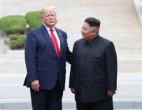 El presidente de EEUU, Donald Trump, en una reunión en la frontera entre las dos Coreas con Kim Jong-un