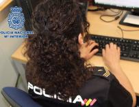 Agente de la Policía Nacional trabajando en el ordenador