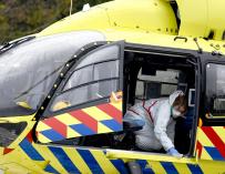 Varios sanitarios desinfectan un helicóptero en Alemania.