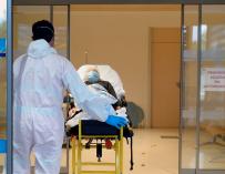 Un paciente llega a las urgencias respiratorias del Hospital Río Hortega de Valladolid