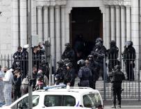 Policías franceses en la entrada de la iglesia Basílica de Notre Dame en Niza, Francia.