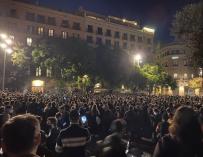 Los concentrados en el Pla de la Catedral de Barcelona en la manifestación contra los desahucios durante la pandemia.