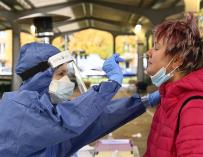 Un sanitario de Eslovaquia practica un test de coronavirus a una ciudadana.
