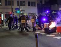 La Policía Nacional ha disuelto a más de un centenar de personas que han intentado cortar esta noche la Gran Vía de Madrid.