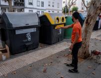 Un hombre ante el contenedor de basura de Huelva donde se ha hallado hoy una bolsa de basura con restos humanos, que se ha confirmado que corresponden a una cabeza.