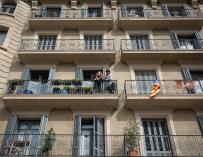 dos personas balcón cataluna coronavirus