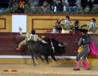 El torero Antonio Ferrera durante el festejo en Badajoz, en el que se ha encerrado en solitario con seis toros de la ganadería de Zalduendo cortando 5 orejas.