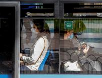 Pasajeros con mascarillas usan la red de autobús en San Sebastián