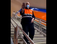 Un vigilante del Metro graba y acosa a un usuario.