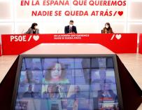 - El presidente del Gobierno, Pedro Sánchez (c) preside la Ejecutiva del PSOE en Madrid este lunes junto a la presidenta del partido, Cristina Narbona (i) y la portavoz socialista en el Congreso, Andriana Lastra (d).