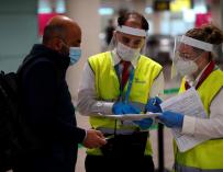 Vista de las instalaciones y el personal del Aeropuerto Josep Tarradellas-El Prat de Barcelona que se adaptan para aplicar el nuevo protocolo de seguridad