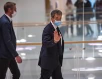 El ex presidente francés Nicolas Sarkozy abandona el tribunal durante su juicio por cargos de corrupción en París