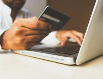 Hoy en día, entidades como Banco Sabadell permiten activar la opción de compra 'online' cuando los usuarios pretendan efectuar un pago y desactivar la tarjeta para esa modalidad una vez se haya concluido la transacción.