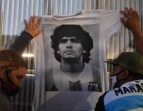 Los fans de Maradona lloran su muerte