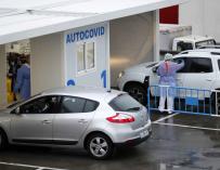 Varios vehículos se realizan pruebas rápidas en el ""auto-covid"" instalado en el Hospital Universitario Central de Asturias (HUCA).