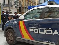 Agentes y vehículo de la Policía Nacional de Málaga