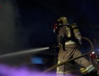 Los bomberos apagan el fuego en la nave okupada de Badalona