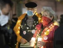 Dos personas con mascarilla en una manifestación contra las restricciones por la pandemia en Frankfurt