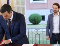 Pedro Sánchez firma el acuerdo con Podemos que plasmó la subida del SMI a 900 euros.