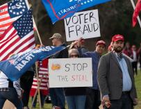 Varios seguidores de Trump protestan por el resultado de las elecciones presidenciales.