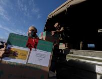 Un militar descarga una caja de dosis con vacuna de Pfizer a su llegada a España.
