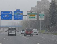 Varios vehículos circulan por la M-30 a la altura del puente de Moratalaz bajo una intensa nevada provocada por la borrasca Filomena que afecta a toda España.